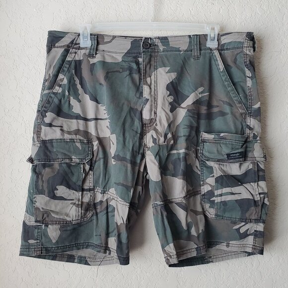 Wrangler Camo Cargo shorts sz 36 (SEE MEASUREMENTS) - Picture 1 of 6